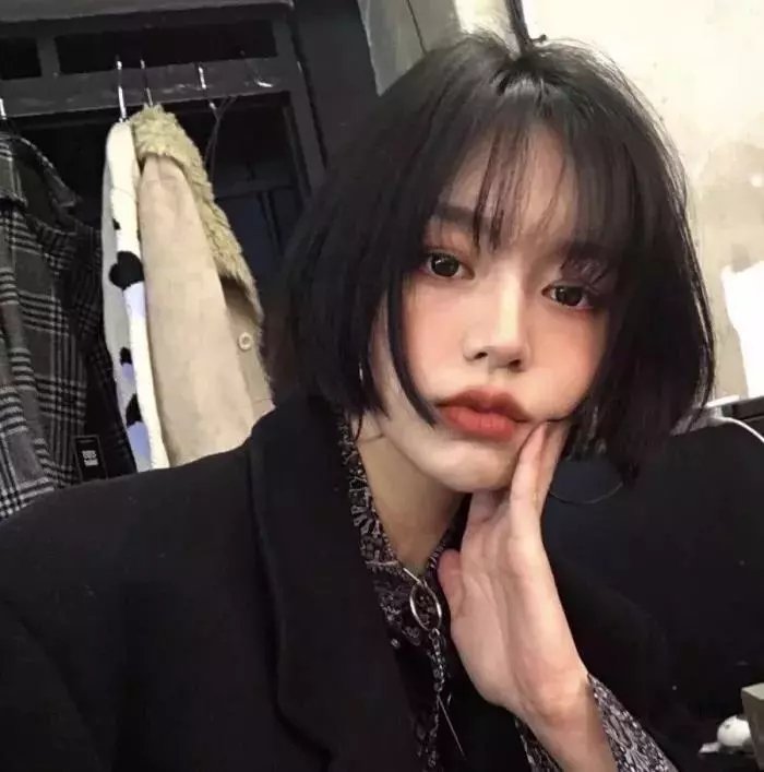 一位站立的人